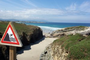 Ruta por la costa Playa de las Catedrales. Señales de peligro