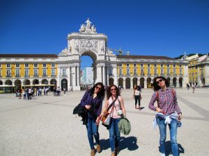 Fin del Free Tour, Carmen, Bea y Ana. Plaza del Comercio, Lisboa.