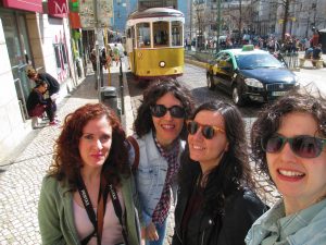 Bea, Ana, Carmen y Cris, de fondo el famoso tranvía número 28. Plaza de Chiado, Lisboa.