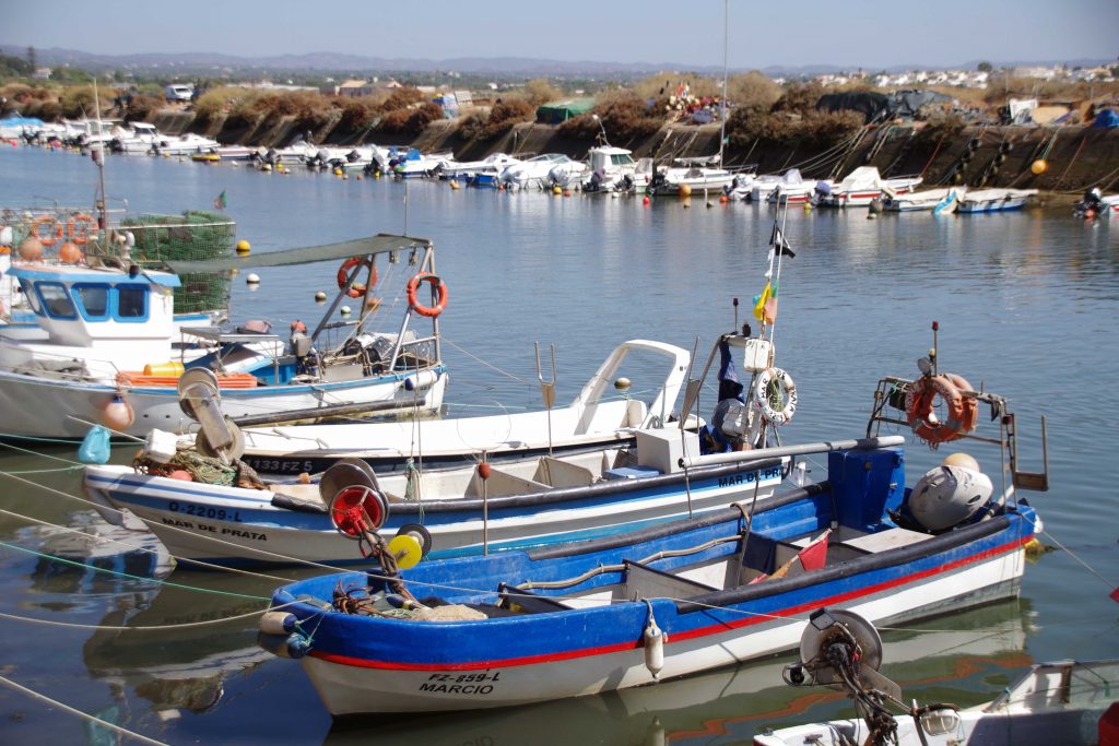 Barcas en el puerto de Fuzeta, Ría de Formosa. Algarve, Portugal.