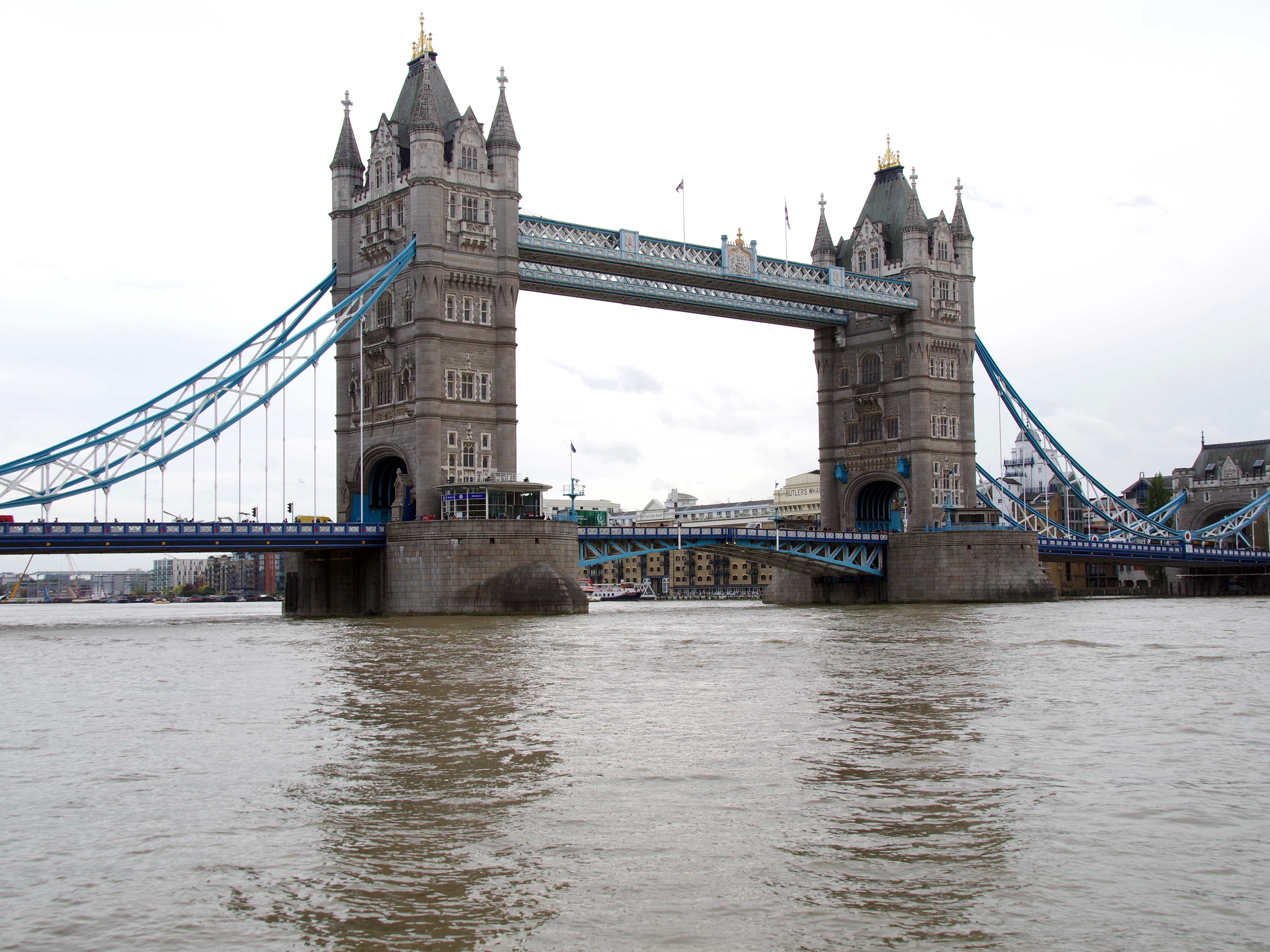 London tasks. 2. Тауэрский мост. Тауэрский мост в Лондоне. Тауэрский мост рядом с Тауэром. Великобритания Тауэрский мост окружающий мир 3 класс.