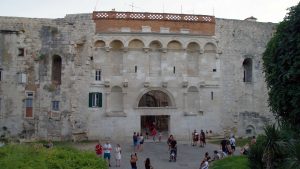 Puerta puerta septentrional, Diocleciano la cruzó por primera vez el 1 de junio de 305 cuando por primera vez entró en el Palacio
