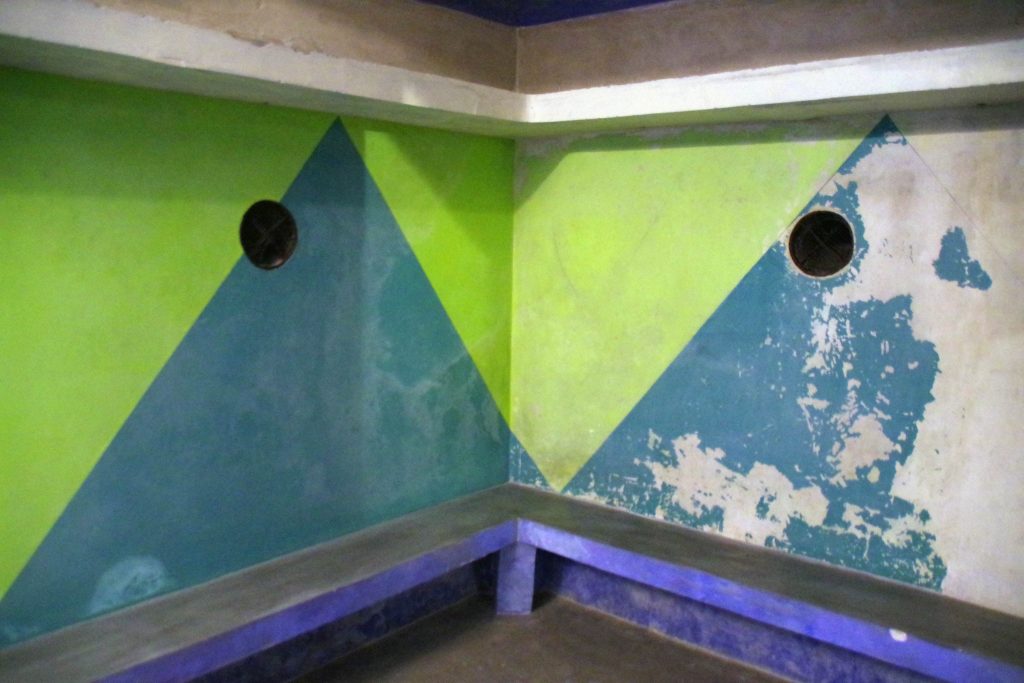 Detalle de la pared del refugio antiaéreo de la calle Serranos