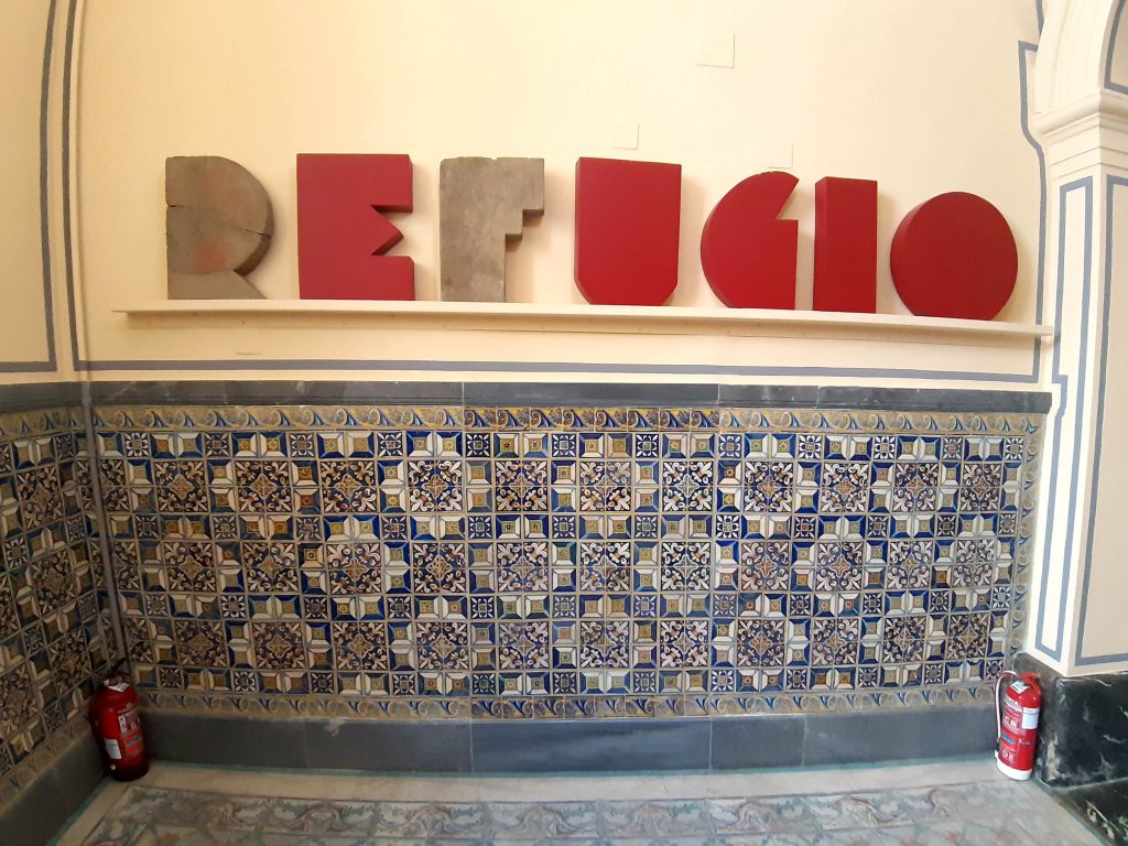 Letras Art Decó Refugio en el Refugio Antiaereo del grupo escolar del Ayuntamiento