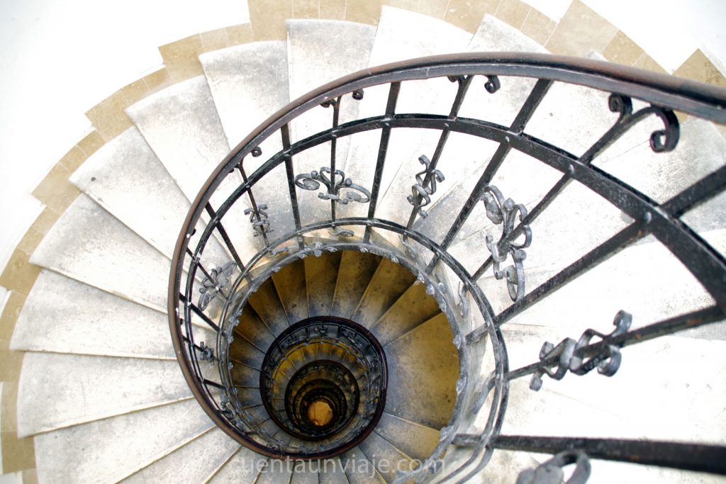 Escaleras de ascenso al mirador de la Basílica de San Esteban 