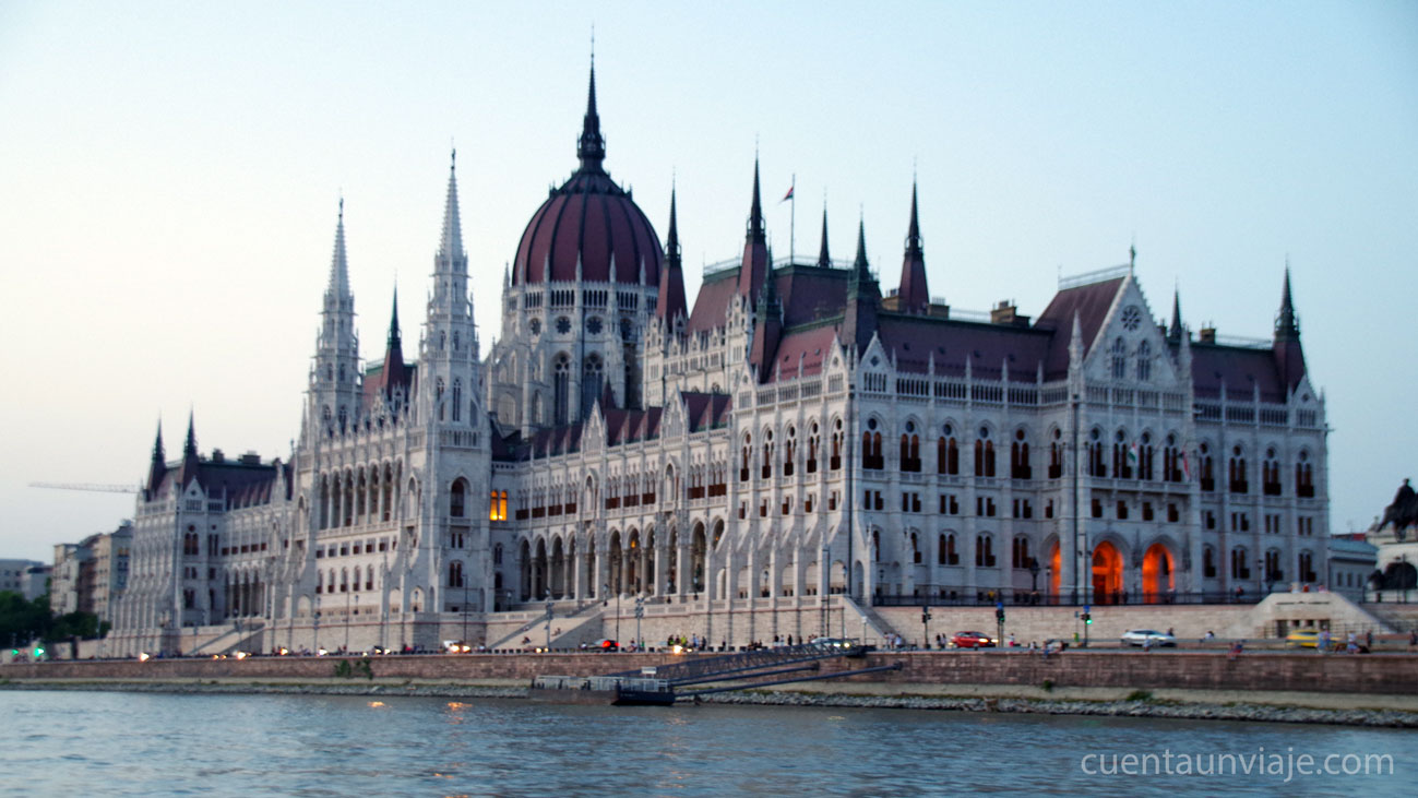 Vista desde el Danubio del Parlamento de Budapest