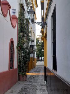 Calles estrechas en el barrio de la judería de Sevilla