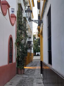 Callejuela en el Barrio de Santa Cruz de Sevilla.