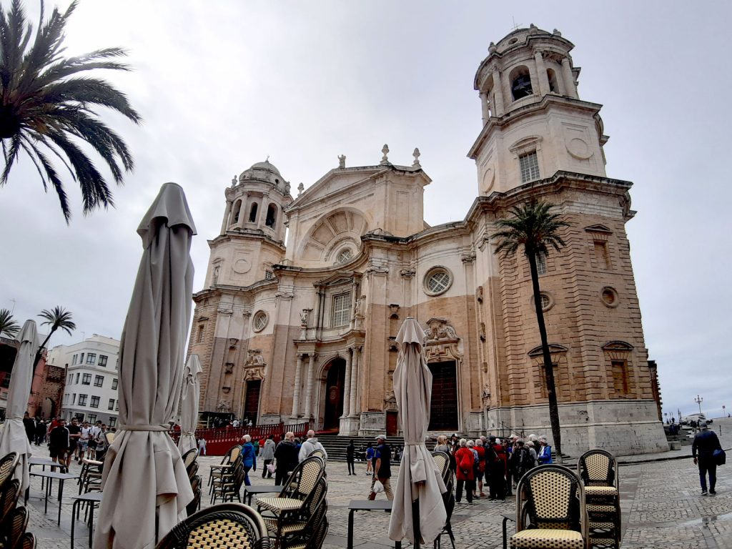 Entrada principal a la Catedral de Cádiz.
