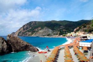 Monterosso al Mare, la vista de los parasoles vuelve singular la playa de Monterosso