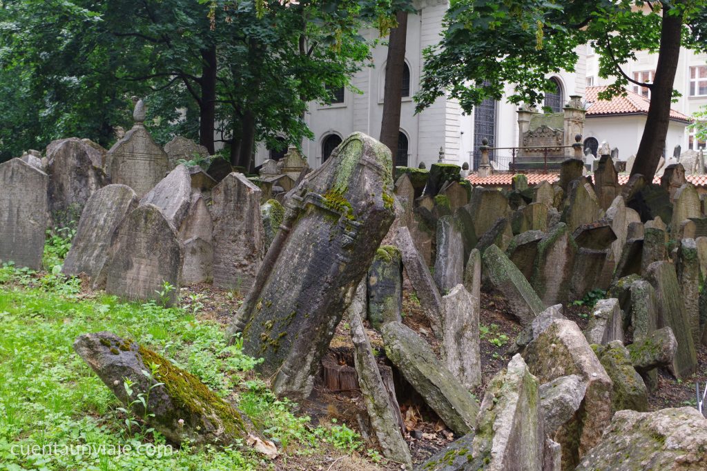 El cementerio judío es un imprescindible en una visita de dos días en Praga
