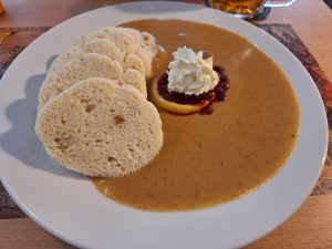 Svíčková na smetaně, un plato tradicional checo. Es un lomo de ternera estofado en una salsa de crema de verduras (zanahoria, perejil, apio) y servido con knedlíky (bolas de masa hervidas).